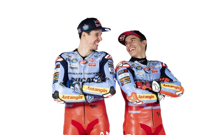 Alex Marquez dan Marc Marquez berpose dengan seragam tim Gresini. Kakak beradik juara dunia ini akan satu tim lagi pada MotoGP 2024.