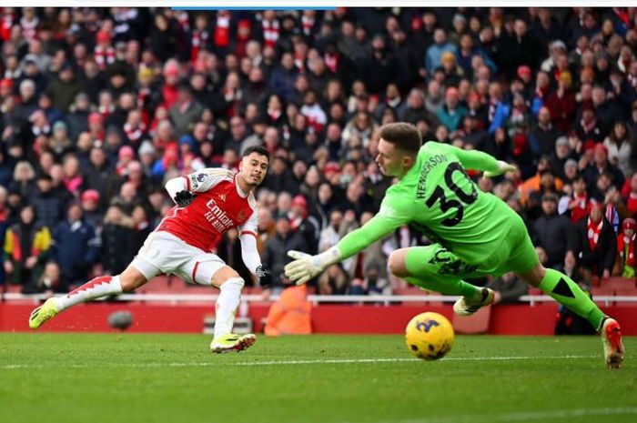 Momen penyerang sayap Arsenal, Gabriel Martinelli, mencetak gol ke gawang Crystal Palace pada pekan ke-21 Liga Inggris 2023-2024, Sabtu (20/1/2024).