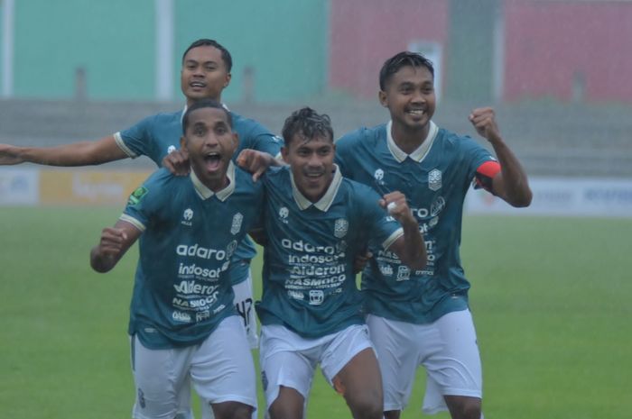 Selebrasi pemain Nusantara United usai mencetak gol pada laga ketiga Play-off Degradasi Grup B lawan Persikab Kabupaten Bandung pada Selasa (16/1/2024) di Stadion Kebo Giro, Boyolali