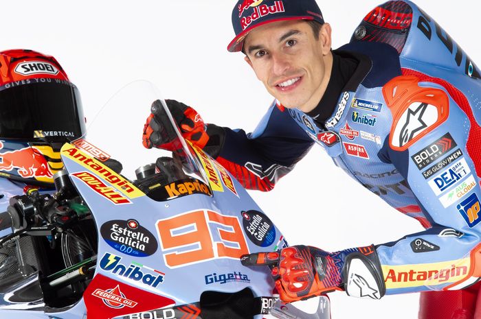Marc Marquez berpose bersama seragam dan motor tim Gresini Racing dalam sesi pemotretan untuk acara peluncuran tim untuk MotoGP 2024.