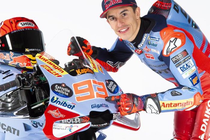 Marc Marquez berpose bersama seragam dan motor tim Gresini Racing dalam sesi pemotretan untuk acara peluncuran tim untuk MotoGP 2024, Sabtu (20/1/2024).