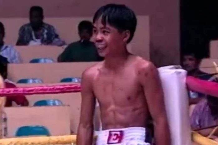 Berat badan Manny Pacquiao jauh di bawah batas kelas terbang mini saat melakukan debutnya pada 22 Januari 1995 di Sabiayan, Filipina.