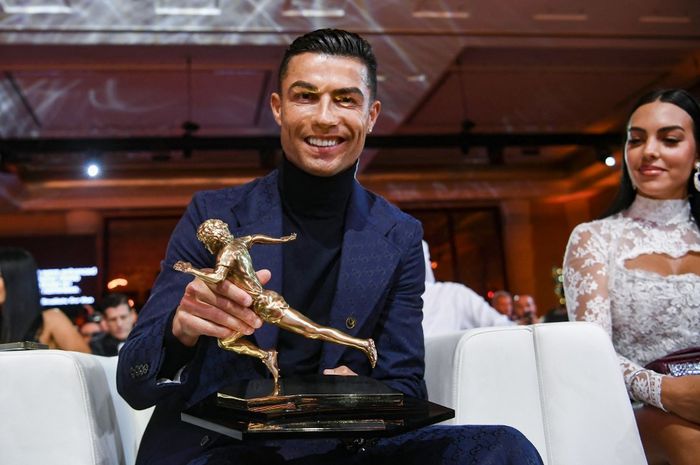 Cristiano Ronaldo meraih penghargaan dalam ajang Globe Soccer Awards di Dubai (19/1/2024). Ronaldo memilih juara Euro 2024 dengan timnas Portugal ketimbang mencetak 1.000 gol.