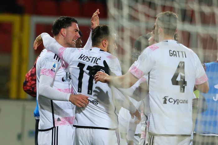 Bomber Juventus, Dusan Vlahovic, merayakan gol dalam duel Liga Italia di markas Lecce, Via Del Mare (21/1/2024).