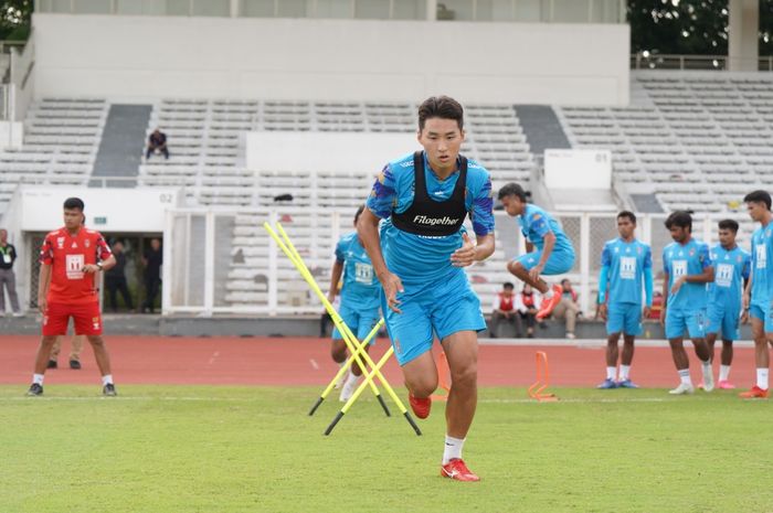 Bek Malut United FC asal Korea Selatan, Jeong Ho-min, dalam latihan menjelang melawan FC Bekasi City di babak 12 besar Liga 2, Senin (22/1/2023) di Stadion Madya, Jakarta.