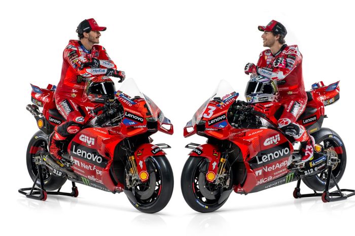 Dua pembalap Ducati Lenovo, Francesco Bagnaia dan Enea Bastianini menunggangi Desmosedici GP24 pada peluncuran tim, Senin, 22 Januari 2024