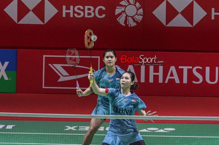 Atlet bulu tangkis ganda putri Indonesia, Lanny Tria Mayasari (kiri) dan Ribka Sugiarto (kanan), sedang bertanding dalam laga Indonesia Masters 2024 di Istora, Senayan, Jakarta, Selasa (23/1/2024).