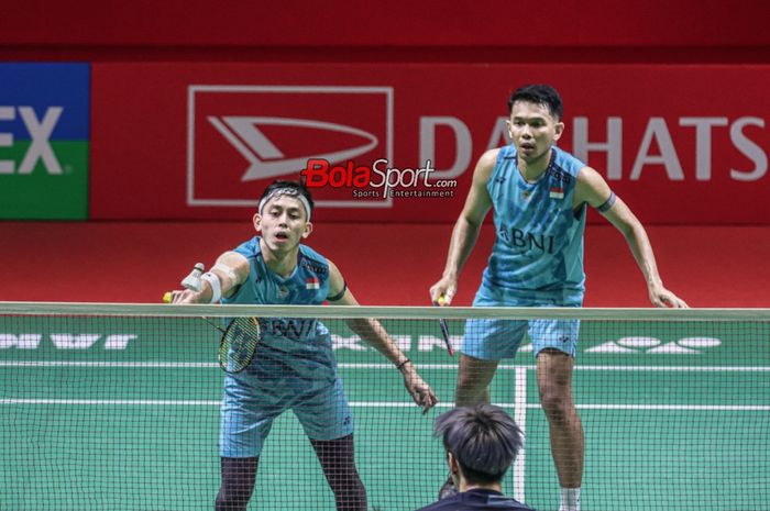 Atlet bulu tangkis ganda putra Indonesia, Fajar Alfian (kanan) dan Muhammad Rian Ardianto (kiri), sedang bertanding dalam laga Indonesia Masters 2024 di Istora, Senayan, Jakarta, Selasa (23/1/2024).