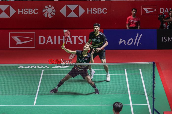 Atlet bulu tangkis ganda putra Indonesia, Bagas Maulana dan Muhammad Shohibul Fikri, sedang bertanding dalam laga Indonesia Masters 2024 di Istora, Senayan, Jakarta, Selasa (23/1/2024).