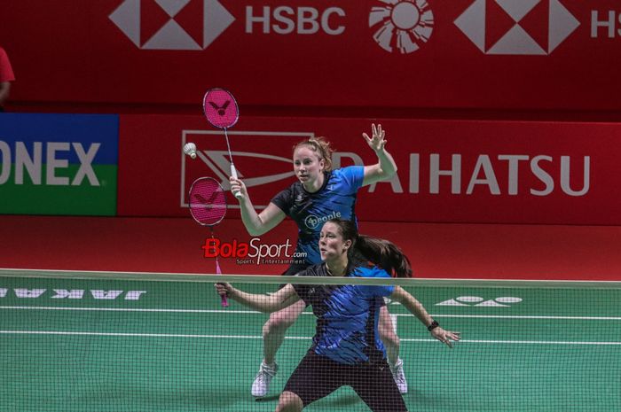 Atlet bulu tangkis ganda putri Belanda, Debora Jille dan Cheryl Seinen, sedang bertanding dalam laga Indonesia Masters 2024 di Istora, Senayan, Jakarta, Selasa (23/1/2024).