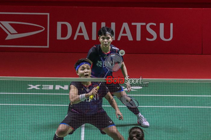 Atlet bulu tangkis ganda putri Indonesia, Apriyani Rahayu dan Siti Fadia Silva Ramadhanti, sedang bertanding dalam laga Indonesia Masters 2024 di Istora, Senayan, Jakarta, Selasa (23/1/2024).