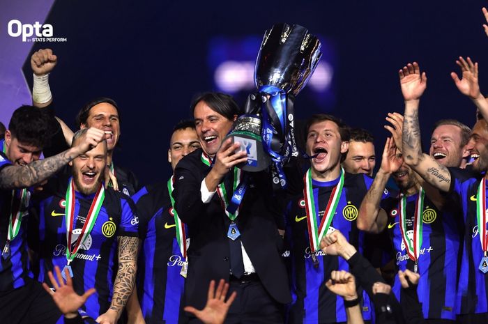 Pelatih Inter Milan, Simone Inzaghi, resmi menjadi pelatih pertama di Liga Italia yang sukses memenangkan lima trofi Piala Super Italia.