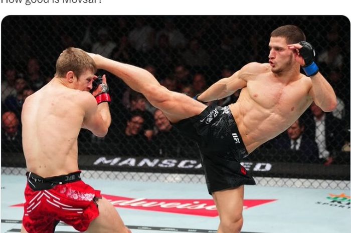 Momen pertarungan kompatriot senegara Islam Makhachev, Movsar Evloev (kanan) dengan Arnold Allen (kiri) di UFC 297.