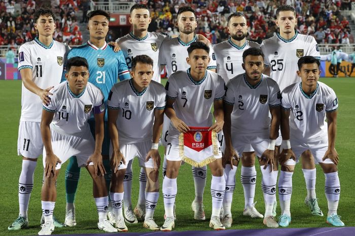 Para pemain timnas Indonesia berpose jelang kick-off laga melawan Vietnam pada Piala Asia 2023 di Doha, Qatar (19/1/2024).