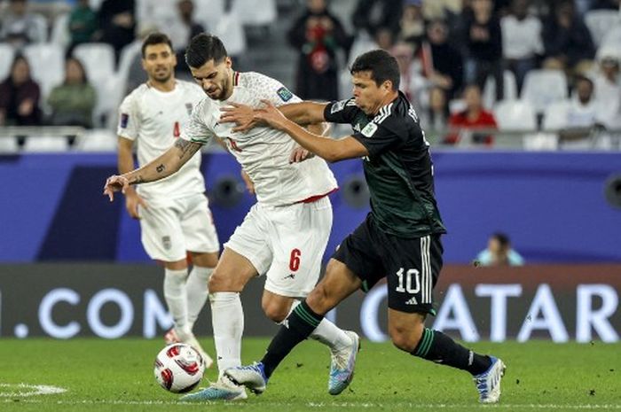 Gelandang Iran, Saeid Ezatolahi (6), berduel dengan penyerang Uni Emirat Arab, Fabio Lima, dalam laga Grup C Piala Asia 2023, Selasa (23/1/2024) di  Education City Stadium, Al-Rayyan.