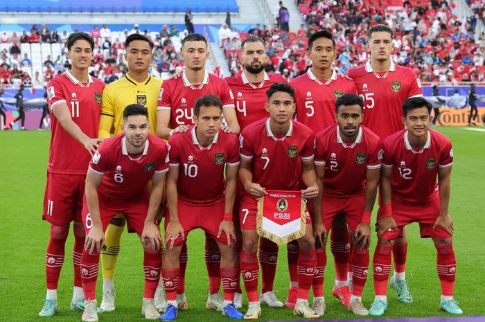 Susunan pemain Timnas Indonesia (atas kiri ke kanan) penyerang #11 Rafael Struick, kiper #21 Ernando Ari, gelandang #24 Ivar Jenner, bek #04 Jordi Amat, bek #05 Rizky Ridho, bek #25 Justin Hubner; (bawah L ke R) bek #06 Sandy Walsh, gelandang #10 Egy Maulana Vikri, gelandang #07 Marselino Ferdinan, 