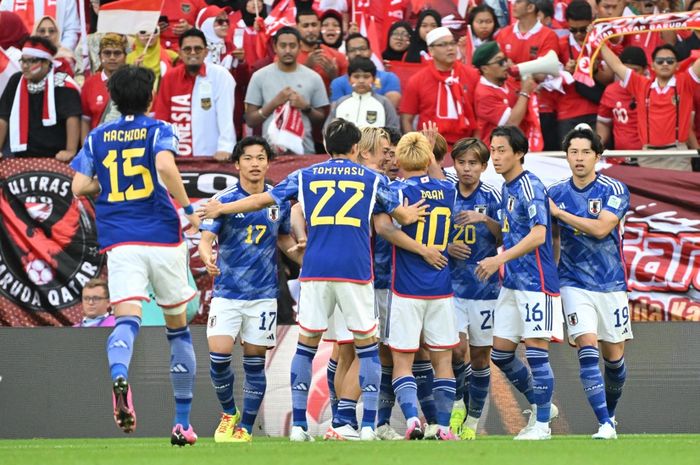 Para pemain Jepang merayakan gol pertama mereka yang dicetak Ayase Ueda dalam laga Grup D Piala Asia 2023 antara Jepang dan timnas Indonesia di Stadion al-Thumama di Doha pada Rabu 24 Januari 2024.