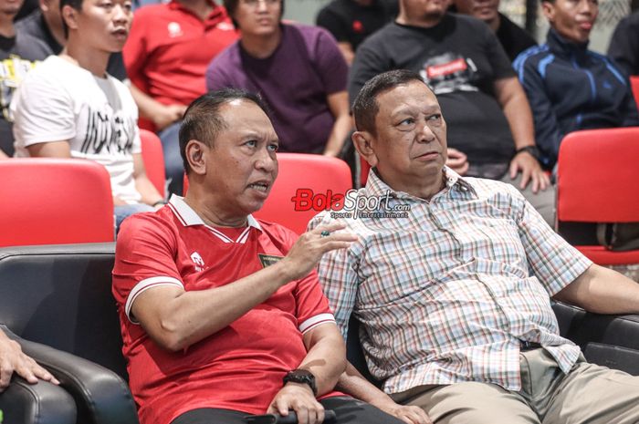Wakil Ketua Umum PSSI, Zainudin Amali (kiri), sedang ikut dalam acara nonton bareng laga timnas Indonesia versus timnas Jepang di GBK Arena, Senayan, Jakarta, Rabu (24/1/2024).