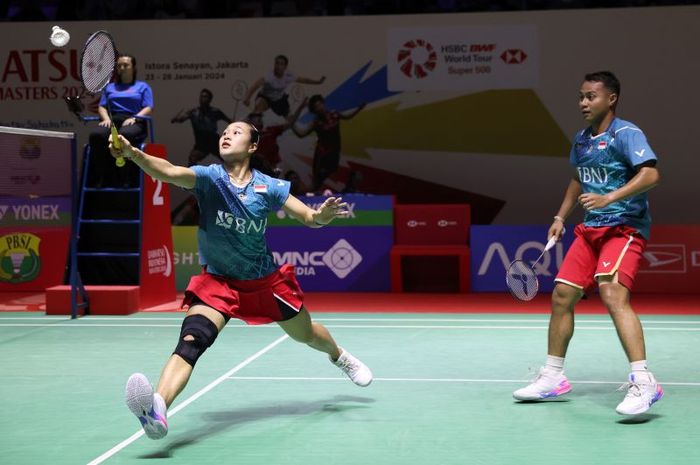 Pasangan ganda campuran Indonesia, Rehan Naufal Kusharjanto/Lisa Ayu Kusumati, pada babak pertama Indonesia Masters 2024 di Istora Senayan, Jakarta, Rabu (24/1/2024).