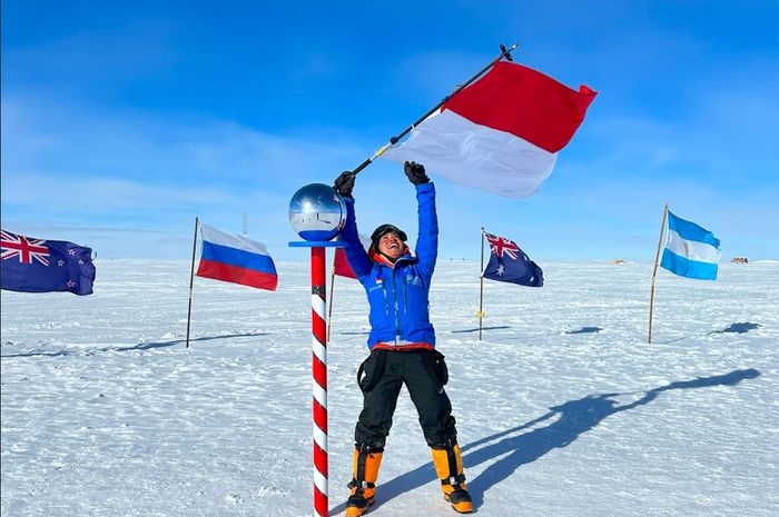 Putri Handayani sukses menjadi orang Indonesia pertama yang mengibarkan Merah Putih di Kutub Selatan.