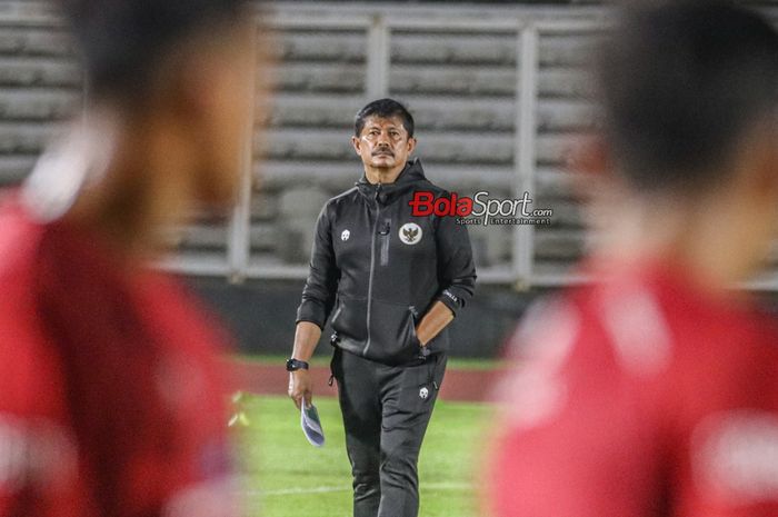 Pelatih timnas U-20 Indonesia, Indra Sjafri, sedang memantau para pemainnya berlatih di Stadion Madya, Senayan, Jakarta, Kamis (25/1/2024).