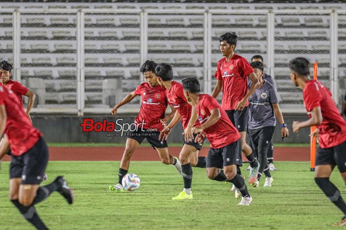 Figo Dennis (kiri) sedang  menguasai bola dalam latihannya bersama sejumlah pemain timnas U-20 Indonesia di Stadion Madya, Senayan, Jakarta, Kamis (25/1/2024).