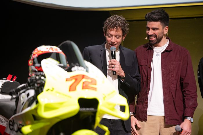 Legenda balap, Valentino Rossi, berbicara dalam peluncuran tim Pertamina Enduro VR46 Racing Team jelang MotoGP 2024 di Riccione, Italia, 24 Januari 2024.