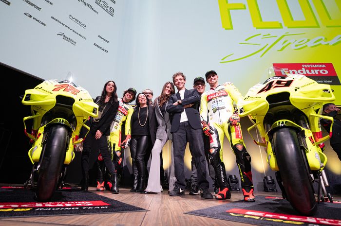 Suasana peluncuran tim Pertamina Enduro VR46 Racing Team di Riccione, Italia, 24 Januari 2024. Tampak Valentino Rossi (3 dari kanan) selaku pemilik tim hadir dalam acara.