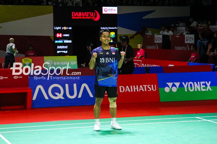Anthony Sinisuka Ginting saat berhadapan dengan Leong Jun Hao (Malaysia) pada babak kedua Indonesia Masters 2024 di Istora Senayan, Jakarta, Indonesia, Kamis (25/1/2024).