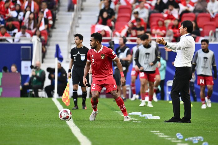 Pelatih timnas Indonesia Shin Tae-yong saat memimpin laga antara skuad Garuda melawan Jepang dalam laga terakhir Grup D Piala Asia 2023, di Stadion Al Thumama, Doha, Rabu (24/1/2024).
