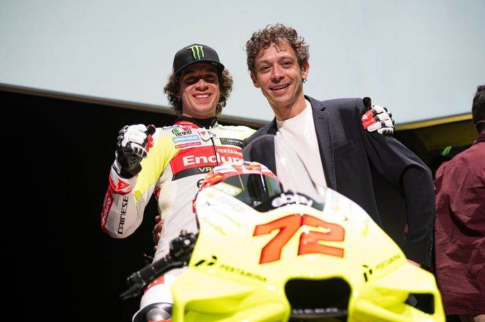 Valentino Rossi bersama Marco Bezzecchi
