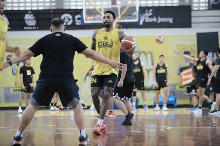 Suasana latihan tim Kesatria Bengawan Solo jelang melakoni laga home pertama IBL 2024 kontra Rajawali Medan di GOR Sritex Arena, Surakarta, Kamis, 25 Januari 2024