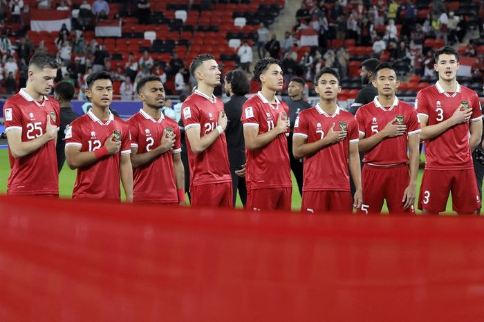 Awak timnas Indonesia menyanyikan lagu kebangsaan jelang kick-off duel melawan Irak di Stadion Ahmad bin Ali, Doha (15/1/2024). Indonesia lolos ke 16 besar Piala Asia 2023, sejarah baru tercipta.