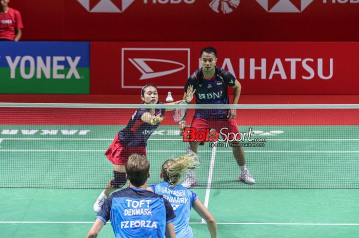 Atlet bulu tangkis ganda campuran Indonesia, Rehan Naufal Kusharjanto (kanan) dan Lisa Ayu Kusumawati (kiri), sedang bertanding dalam laga perempat final Indonesia Masters 2024 di Istora, Senayan, Jakarta, Jumat (26/1/2024).