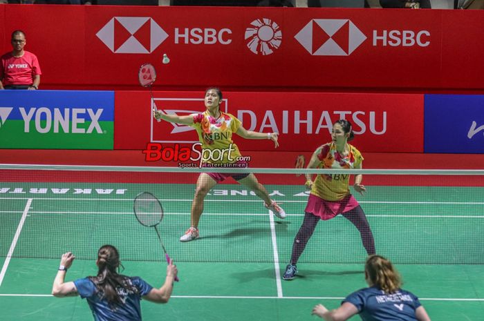 Atlet bulu tangkis ganda putri Indonesia, Lanny Tria Mayasari (kiri) dan Ribka Sugiarto (kanan), sedang bertanding dalam laga perempat final Indonesia Masters 2024 di Istora, Senayan, Jakarta, Jumat (26/1/2024).