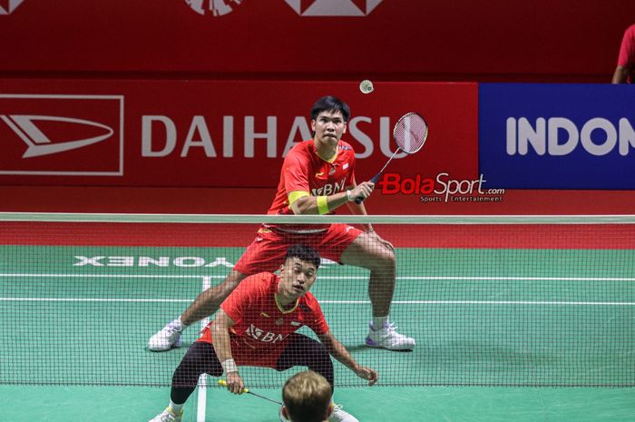 Atlet bulu tangkis ganda putra Indonesia, Leo Rolly Carnando (kiri) dan Daniel Marthin (kanan), sedang bertanding dalam laga perempat final Indonesia Masters 2024 di Istora, Senayan, Jakarta, Jumat (26/1/2024).