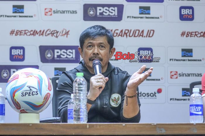 Pelatih Timnas U-20 Indonesia, Indra Sjafri, sedang memberikan keterangan kepada awak media di Stadion Utama Gelora Bung Karno, Senayan, Jakarta, Jumat (26/1/2024). 