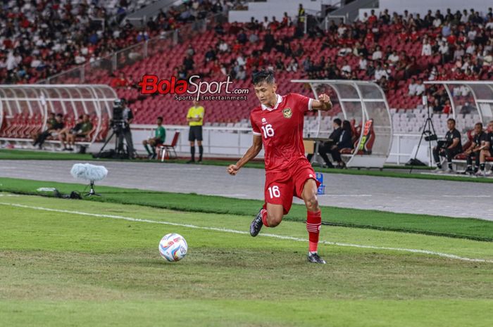 Pemain timnas U-20 Indonesia, Dony Tri Pamungkas, sedang menguasai bola saat bertanding di Stadion Utama Gelora Bung Karno, Senayan, Jakarta, Jumat (26/1/2024). 