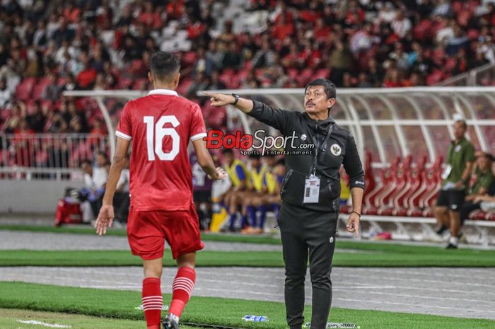 Pelatih timnas U-20 Indonesia, Indra Sjafri, sedang memberikan intruksi kepada para pemainnya saat bertanding di Stadion Utama Gelora Bung Karno, Senayan, Jakarta, Jumat (26/1/2024). 