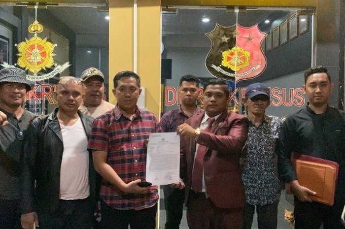 Manajemen Kalteng Putra dan penasihan Hukum, Jeffriko Seran menunjukan laporan atas dugaan pencemaran nama baik yang dilakukan pemain pada Kamis (25/1/2024) malam.