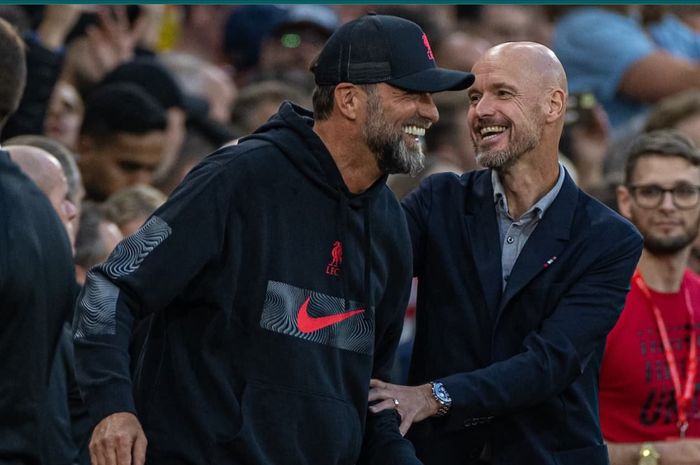 Pelatih Man United Erik ten Hag bersama pelatih Liverpool Juergen Klopp.