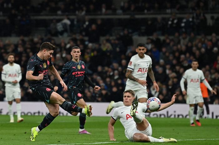 Manchester City berhasil lolos ke babak 16 besar Piala FA 2023-2024 usai menang atas Tottenham Hotspur berkat gol kontroversial.