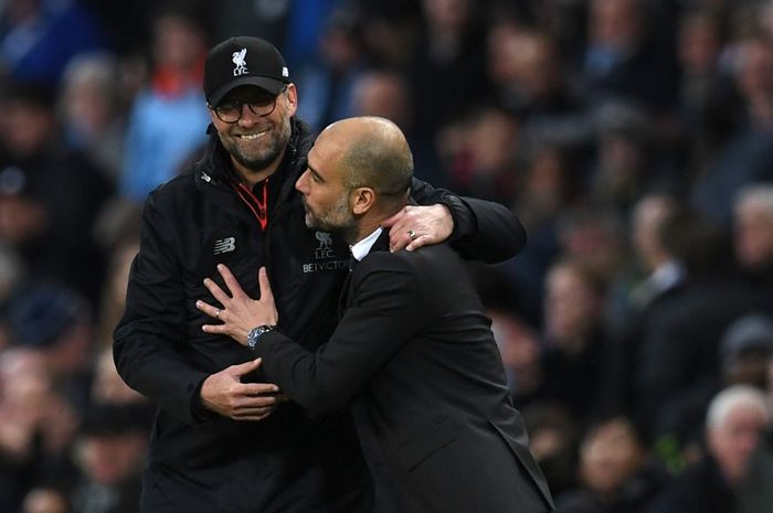 Juergen Klopp (kiri) dan Pep Guardiola saat bertemu dalam laga Liverpool vs Man City. Klopp mengumumkan akan tinggalkan Liverpool akhir musim 2023-2024, Pep mengaku bisa tidur nyenyak setelah sang rival terberat pergi.