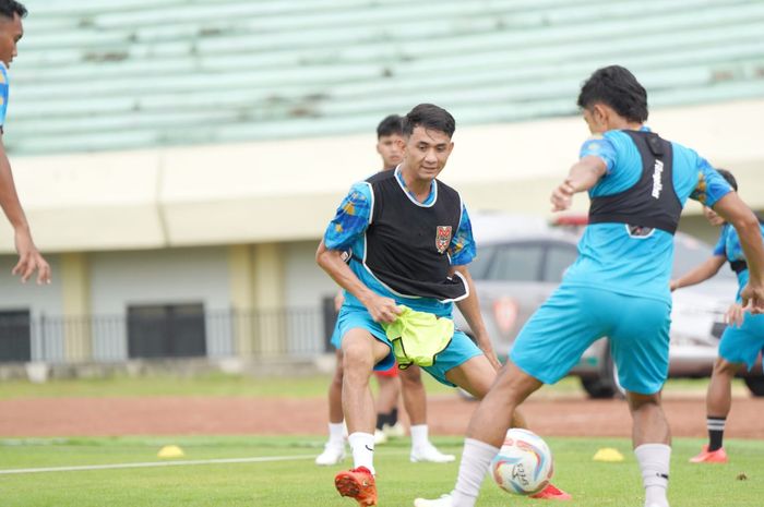 Para pemain Malut United FC dalam latihan resmi menjelang menghadapi Persela Lamongan dalam lanjutan Liga 2, Minggu (28/1/2024) di Tuban.