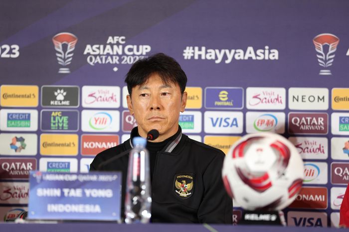 Pelatiih timnas Indonesia Shin Tae-yong saat memberi pernyataan kepada awak media jelang menghadapi Australia di babak 16 Besar Piala Asia 2023.