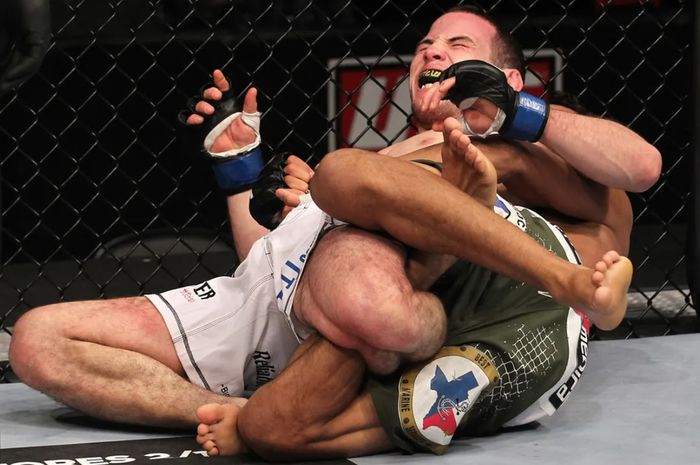 Jurus kuncian langka calf slicer atau pengiris betis dipakai Charles Oliveira di UFC saat mengalahkan Eric Wiseley pada 28 Januari 2012.
