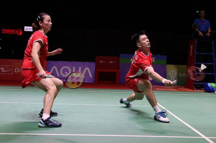 Pasangan ganda campuran China, Zheng Si Wei/Huang Ya Qiong, pada semifinal Indonesia Masters 2024 di Istora Senayan, Jakarta, Sabtu (27/1/2024).