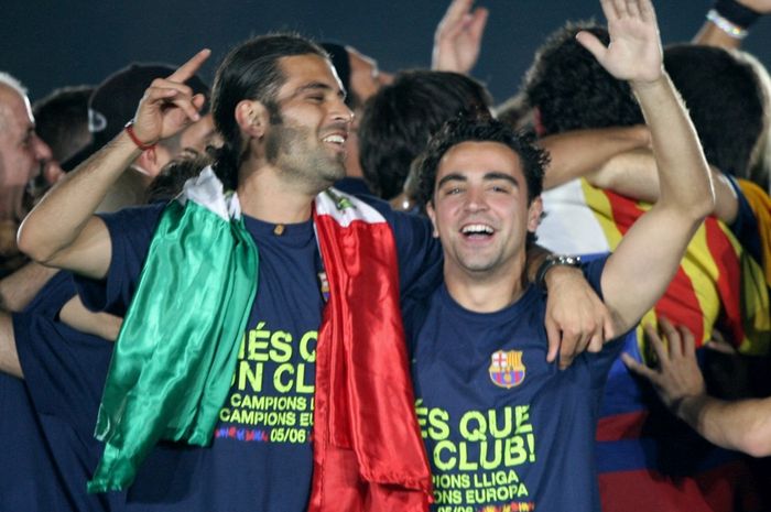 Rafa Marquez (kiri) bersama Xavi merayakan gelar Barcelona di final Liga Champions (18/5/2006). Marquez siap menggantikan peran mantan rekannya itu sebagai nakhoda Barca.