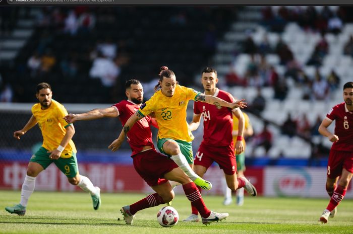 Bek Timnas Indonesia, Jordi Amat, berduel dengan gelandang Timnas Australia, Jackson Irvine, pada babak 16 besar Piala Asia 2023 di Jassim Bin Hamad Stadium, Minggu (28/1/2024).