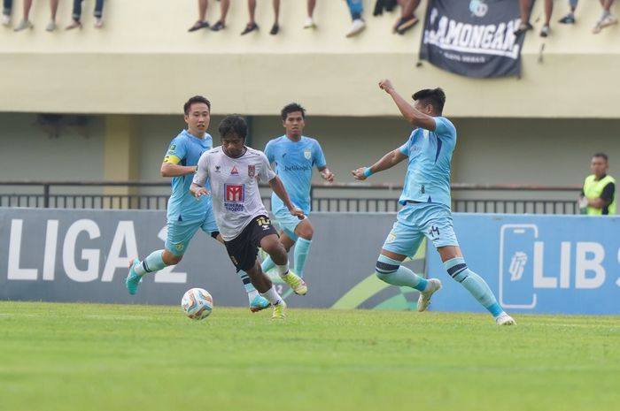 Penyerang Malut United FC, Ilham Udin Armaiyn (putih), dalam laga Liga 2 melawan Persela, Minggu (28/1/2024) di Tuban.